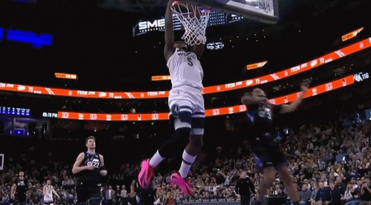 世界杯直播平台官网下载安装-挺身而出!爱德华兹防守端干扰对方三分 反击折叠暴扣2+1打回悬念